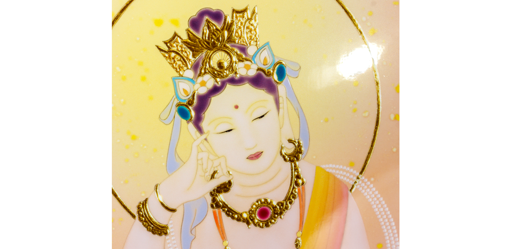 A lustrous finish created using transparent silk-screen printing.